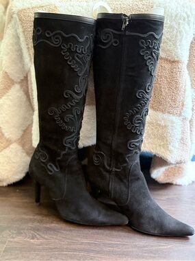 Gunmetal Black Suede Embroidered Knee High Boots Pointed Toe Heels Women’s 7.5 B